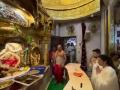 Parineeti Chopra, Raghav Chadha Seek Blessings at Mumbai's Siddhivinayak Temple (Watch Video) - Hindi News | Parineeti Chopra, Raghav Chadha Seek Blessings at Mumbai's Siddhivinayak Temple (Watch Video) | Latest entertainment News at Lokmattimes.com