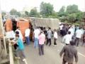 Nashik Road Accident: Truck Overturns on Bhujbal Farm Flyover, Injures Five - Hindi News | Nashik Road Accident: Truck Overturns on Bhujbal Farm Flyover, Injures Five | Latest nashik News at Lokmattimes.com