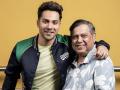 Varun begins New Year with his dad blessings, shares a adorable pic with David Dhawan - Hindi News | Varun begins New Year with his dad blessings, shares a adorable pic with David Dhawan | Latest entertainment News at Lokmattimes.com