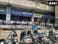 Delhi lockdown: 'Mujhe dawaion se asar nahi hoga, alcohol peg se asar hoga", says woman outside liquor shop - Hindi News | Delhi lockdown: 'Mujhe dawaion se asar nahi hoga, alcohol peg se asar hoga", says woman outside liquor shop | Latest national News at Lokmattimes.com