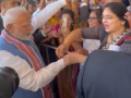 PM Modi in Singapore: Woman Ties Rakhi to Prime Minister as He Arrives at Hotel (Watch Video) - Hindi News | PM Modi in Singapore: Woman Ties Rakhi to Prime Minister as He Arrives at Hotel (Watch Video) | Latest international News at Lokmattimes.com