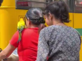 "Never a Dull Moment in Bangalore": Video of Woman Riding Scooter Without Helmet, Parrot Perched on Shoulder Goes Viral - Hindi News | "Never a Dull Moment in Bangalore": Video of Woman Riding Scooter Without Helmet, Parrot Perched on Shoulder Goes Viral | Latest social-viral News at Lokmattimes.com