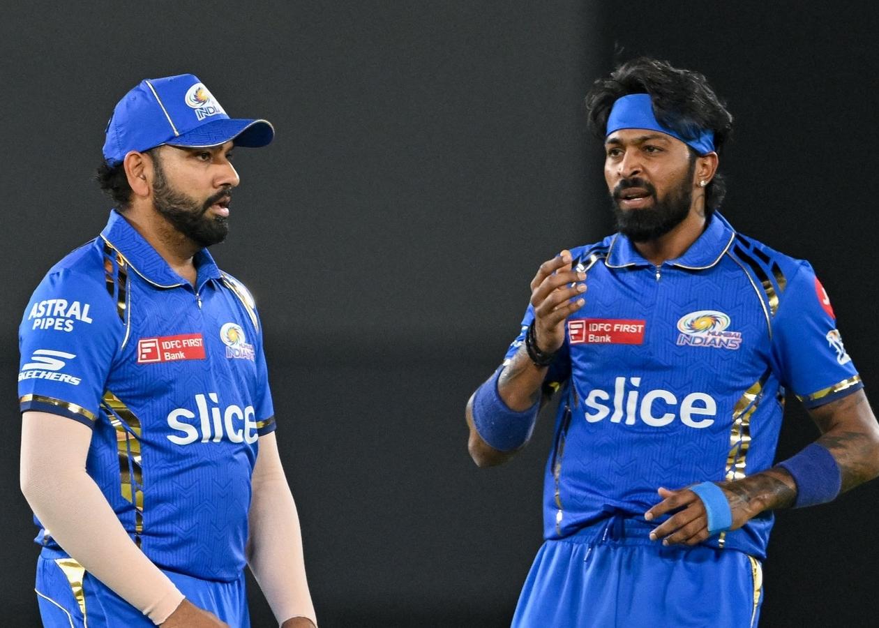 Rohit Sharma Fans Throw Bottles and Slippers at Hardik Pandya During  Post-Match Presentation (Watch Video) | Latest cricket News at  www.lokmattimes.com