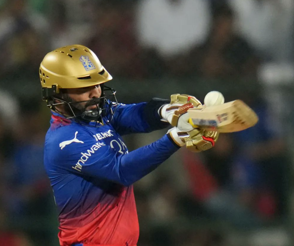 Dinesh Karthik Smashes 108-Meter Longest Six of IPL Season During SRH vs  RCB Match (Watch Video) | Latest cricket News at www.lokmattimes.com