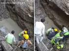 Uttar Pradesh Tragedy: Labourer Dies After Soil Collapse While Working in Pit, Disturbing Footage Emerges