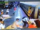 Mumbai: RPF Jawan Saves Woman and Child from Falling Under Moving Train at Kalyan Station (Watch Video)