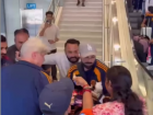 Virat Kohli Mobbed by Fans at Sydney Airport Ahead of India vs Australia 3rd ODI (VIDEO)