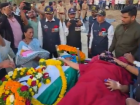 Maharashtra Tragedy: Viral Video Shows Newborn, Grieving Mother’s Final Goodbye to Army Jawan Pramod Jadhav in Satara (Watch Video)