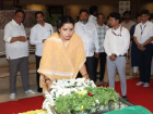 Asha Bhosle Funeral: Mumbai Mayor Ritu Tawde Pays Tribute to Legendary Singer