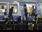 Mumbai Viral Video: Commuters Sit on Railings Between Tracks to Catch Train Amid Rush