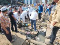Aam Aadmi Party Launches Cleanliness Drive Near Jama Masjid in Noida - News | Aam Aadmi Party Launches Cleanliness Drive Near Jama Masjid in Noida | Latest national News at Lokmattimes.com