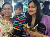 Adah Sharma Enjoys Chaat and Momos in Lucknow, Interacts with Fans on the Streets - News | Adah Sharma Enjoys Chaat and Momos in Lucknow, Interacts with Fans on the Streets | Latest entertainment News at Lokmattimes.com