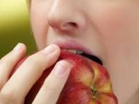 Apple Consumption on an Empty Stomach: Why It Can Be Harmful for Some People - News | Apple Consumption on an Empty Stomach: Why It Can Be Harmful for Some People | Latest health News at Lokmattimes.com