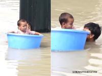 Delhi Floods: Man Carries Child in Tub as Yamuna River Water Submerges Homes; Over 10,000 People Displaced - News | Delhi Floods: Man Carries Child in Tub as Yamuna River Water Submerges Homes; Over 10,000 People Displaced | Latest national News at Lokmattimes.com
