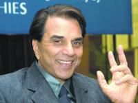 Dharmendra Cremated in Mumbai as Bollywood Bids Emotional Goodbye To Legendary Actor - News | Dharmendra Cremated in Mumbai as Bollywood Bids Emotional Goodbye To Legendary Actor | Latest entertainment News at Lokmattimes.com