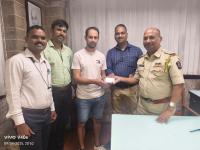 Mumbai Police Return Lost iPhone to Greece National Within 30 Minutes - News | Mumbai Police Return Lost iPhone to Greece National Within 30 Minutes | Latest mumbai News at Lokmattimes.com