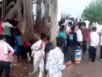 Buldhana Accident: Locals Loot Fuel After Diesel Tanker Overturns on Khamgaon-Mehkar Road in Maharashtra (Watch Video) - News | Buldhana Accident: Locals Loot Fuel After Diesel Tanker Overturns on Khamgaon-Mehkar Road in Maharashtra (Watch Video) | Latest maharashtra News at Lokmattimes.com