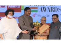 Lokmat Parliamentary Awards 2025: Sudha Murty Receives Best Woman Debutant Parliamentarian of the Year Award - News | Lokmat Parliamentary Awards 2025: Sudha Murty Receives Best Woman Debutant Parliamentarian of the Year Award | Latest national News at Lokmattimes.com
