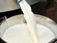 Mumbai Crime: FDA, Mumbai Police Bust Milk Adulteration Racket in Malad East; Accused Arrested | Latest mumbai News at www.lokmattimes.com