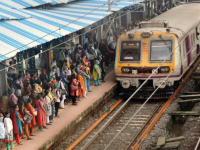 Mumbai Local Train Update: Western Line Services Running 5–15 Minutes Late Towards Churchgate - News | Mumbai Local Train Update: Western Line Services Running 5–15 Minutes Late Towards Churchgate | Latest mumbai News at Lokmattimes.com