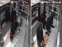 Navi Mumbai Robbery Video: Burqa-Clad Robbers Loot Sangam Gold Jewellery Store in Nerul at Gunpoint (CCTV Footage) - News | Navi Mumbai Robbery Video: Burqa-Clad Robbers Loot Sangam Gold Jewellery Store in Nerul at Gunpoint (CCTV Footage) | Latest navi-mumbai News at Lokmattimes.com