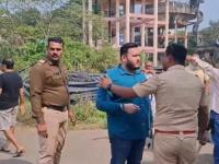 Raigad Municipal Elections: Clash Between Supporters of Bharatshet Gogawale and Arun Jagtap Halts Voting in Mahad - News | Raigad Municipal Elections: Clash Between Supporters of Bharatshet Gogawale and Arun Jagtap Halts Voting in Mahad | Latest maharashtra News at Lokmattimes.com