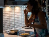 Why Do You Feel Hungry at Night? Experts Explain Night Eating Syndrome - News | Why Do You Feel Hungry at Night? Experts Explain Night Eating Syndrome | Latest lifestyle News at Lokmattimes.com