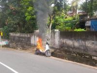 Kerala: OLA Electric Scooter Catches Fire in Thiruvananthapuram; Students Escape Unharmed (Watch Video) - News | Kerala: OLA Electric Scooter Catches Fire in Thiruvananthapuram; Students Escape Unharmed (Watch Video) | Latest national News at Lokmattimes.com