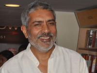 Bajrang Dal members vandalise Ashram 3 set, attack director Prakash Jha in Bhopal - News | Bajrang Dal members vandalise Ashram 3 set, attack director Prakash Jha in Bhopal | Latest entertainment News at Lokmattimes.com