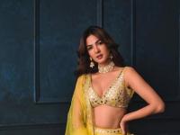 Jannat Actress Sonal Chauhan To Make Her Punjabi Film Debut With Shera! Obliges Fans With Autographs on First Day of Shoot - News | Jannat Actress Sonal Chauhan To Make Her Punjabi Film Debut With Shera! Obliges Fans With Autographs on First Day of Shoot | Latest entertainment News at Lokmattimes.com