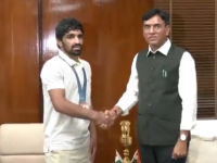 Sports Minister Mansukh Mandaviya Felicitates Olympic Bronze Medallist Aman Sehrawat in Delhi (Watch Video) - News | Sports Minister Mansukh Mandaviya Felicitates Olympic Bronze Medallist Aman Sehrawat in Delhi (Watch Video) | Latest national News at Lokmattimes.com Sports Minister Mansukh Mandaviya Felicitates Olympic Bronze Medallist Aman Sehrawat in Delhi (Watch Video) - News | Sports Minister Mansukh Mandaviya Felicitates Olympic Bronze Medallist Aman Sehrawat in Delhi (Watch Video) | Latest national News at Lokmattimes.com