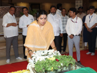 Asha Bhosle Funeral: Mumbai Mayor Ritu Tawde Pays Tribute to Legendary Singer - News | Asha Bhosle Funeral: Mumbai Mayor Ritu Tawde Pays Tribute to Legendary Singer | Latest mumbai News at Lokmattimes.com
