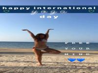 Kareena Kapoor Khan does bikini yoga on International Yoga Day - News | Kareena Kapoor Khan does bikini yoga on International Yoga Day | Latest entertainment News at Lokmattimes.com