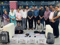 Surat Airport: Hydroponic Weed Worth Rs 6.18 Crore Seized From Couple - News | Surat Airport: Hydroponic Weed Worth Rs 6.18 Crore Seized From Couple | Latest national News at Lokmattimes.com