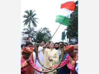Teaching Democracy One Question At A Time: Isha Koppikar's Republic Day Video Shows How Awareness Begins At Home - News | Teaching Democracy One Question At A Time: Isha Koppikar's Republic Day Video Shows How Awareness Begins At Home | Latest entertainment News at Lokmattimes.com