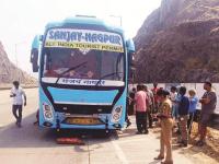 Nagpur to Mumbai Bus Breaks Down on Samruddhi Expressway Near Harsul Toll; 40 Passengers Stranded for 10 Hours - News | Nagpur to Mumbai Bus Breaks Down on Samruddhi Expressway Near Harsul Toll; 40 Passengers Stranded for 10 Hours | Latest maharashtra News at Lokmattimes.com