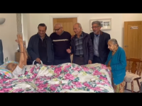 ‘Tere Jaisa Yaar Kahan’: Lifelong Friends’ Farewell to 91-Year-Old Companion Melts Hearts Online (Watch Video) - News | ‘Tere Jaisa Yaar Kahan’: Lifelong Friends’ Farewell to 91-Year-Old Companion Melts Hearts Online (Watch Video) | Latest social-viral News at Lokmattimes.com