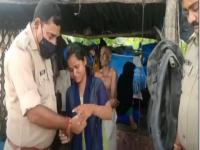 Viral Video! Mechanic's daughter gets emotional while tying rakhi to Circle Officer of Bharthana - News | Viral Video! Mechanic's daughter gets emotional while tying rakhi to Circle Officer of Bharthana | Latest social-viral News at Lokmattimes.com