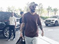 Virat Kohli Involved in Tense Exchange with Australian Journalist at Melbourne Airport Ahead of IND vs AUS 4th Test 2024 (Watch Video) - News | Virat Kohli Involved in Tense Exchange with Australian Journalist at Melbourne Airport Ahead of IND vs AUS 4th Test 2024 (Watch Video) | Latest cricket News at Lokmattimes.com