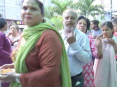 Madhya Pradesh Lok Sabha Election 2024: Free Breakfast, Ice Cream Distributed to Early Voters in Indore (Watch Video)