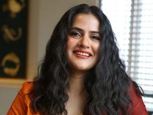 Sona Mohapatra Gives A Fitting Response To Twitter User Who Asked About Female Cleavage English Lokmat Com