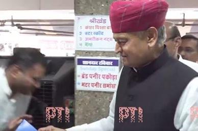 Lok Sabha Elections 2024: Ashok Gehlot Conducts a Door-To-Door Campaign For Son Vaibhav Gehlot Lok Sabha Elections 2024: Ashok Gehlot Conducts a Door-To-Door Campaign For Son Vaibhav Gehlot