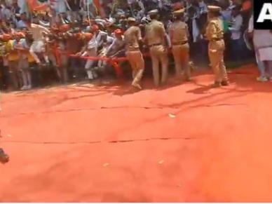 Stampede-Like Situation Unfolds at Rahul Gandhi and Akhilesh Yadav's Joint Rally in Phulpur, Uttar Pradesh (Watch Video) Stampede-Like Situation Unfolds at Rahul Gandhi and Akhilesh Yadav's Joint Rally in Phulpur, Uttar Pradesh (Watch Video)