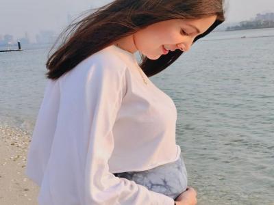 https://d3pc1xvrcw35tl.cloudfront.net/ln/images/400x300/photo-pregnant-anushka-sharma-feels-experiencing-creation-of-life-is-humbling-virat-drops-a-sweet-comment-sm-1_202009109415.jpg