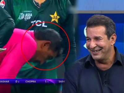 Asia Cup 2025: Pakistan Fielder Accidentally Hits Umpire on Head With Ball; Wasim Akram Says 'Bullseye', Video Goes Viral