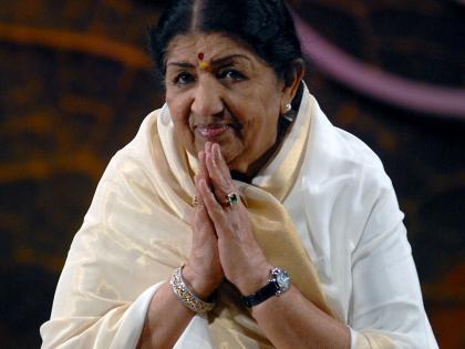 Late Lata Mangeshkar's ashes immersed in Ganga, Varanasi by family | Late Lata Mangeshkar's ashes immersed in Ganga, Varanasi by family