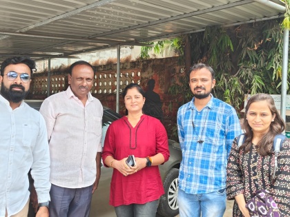 Thane Police Reunite Family with Lost Bag Containing 70 Grams of Gold and 15,000 Rs | Thane Police Reunite Family with Lost Bag Containing 70 Grams of Gold and 15,000 Rs