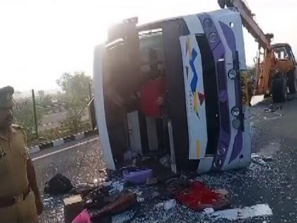 Uttar Pradesh Road Accident: Bus Full of Labourers Overturns on Agra-Lucknow Expressway, Several Injured | Uttar Pradesh Road Accident: Bus Full of Labourers Overturns on Agra-Lucknow Expressway, Several Injured