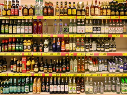 Karnataka does a record 45 crore business on Day 1 of liquor sales after shops re-open | Karnataka does a record 45 crore business on Day 1 of liquor sales after shops re-open