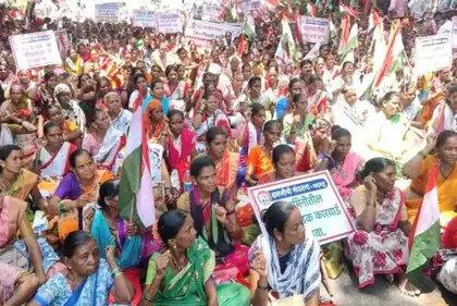 Thane: Tribals stage protest at district collectorate over land rights | Thane: Tribals stage protest at district collectorate over land rights